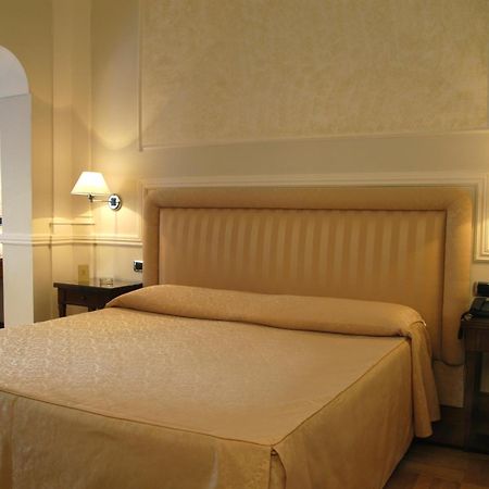 Hotel Flora Фраскати Экстерьер фото