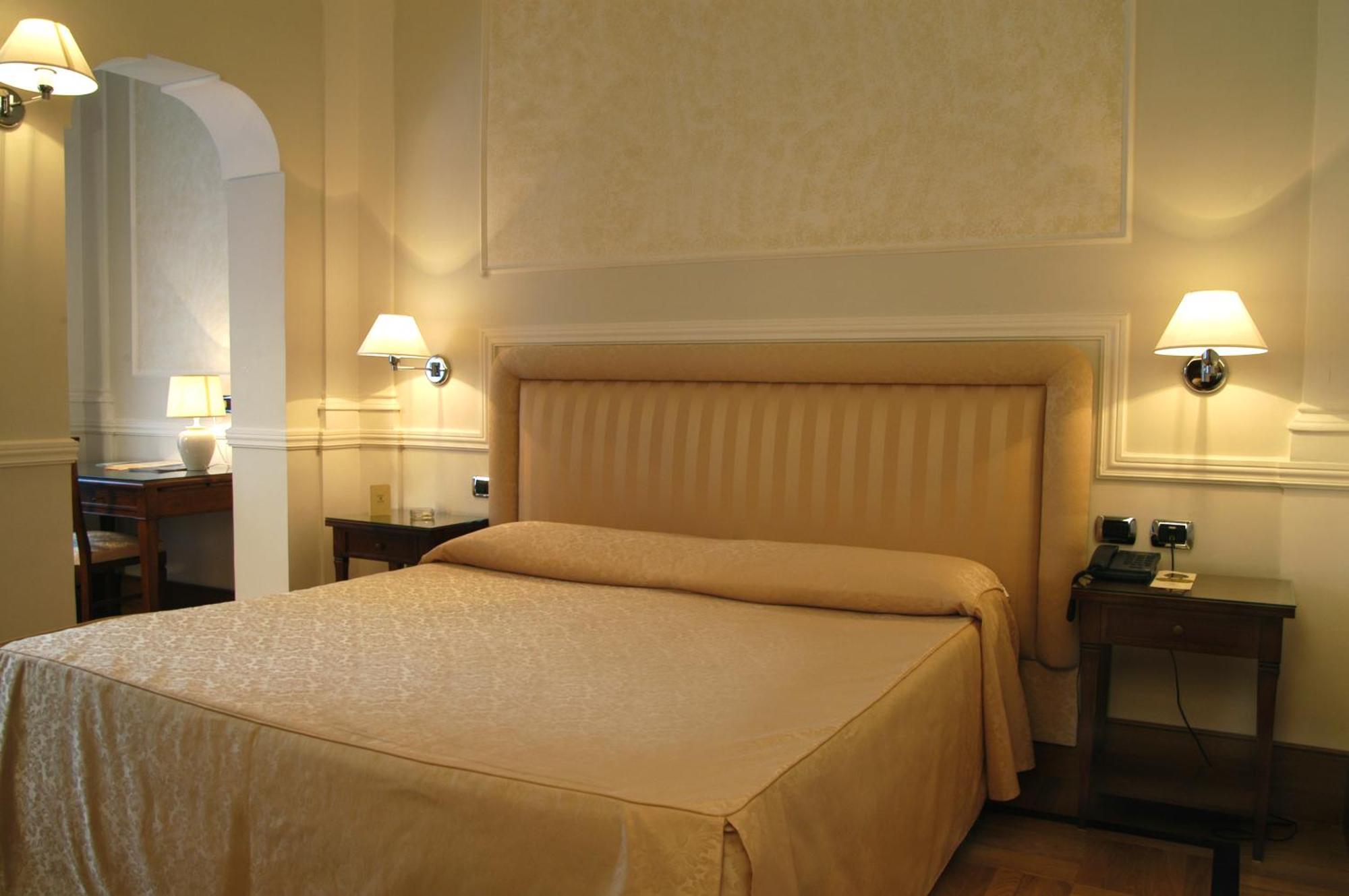 Hotel Flora Фраскати Экстерьер фото
